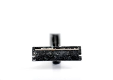 beyaz bir arka plan üzerinde kullanılan traş ustura