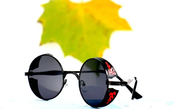 Ronde gepolariseerde retro zonnebrillen — Stockfoto