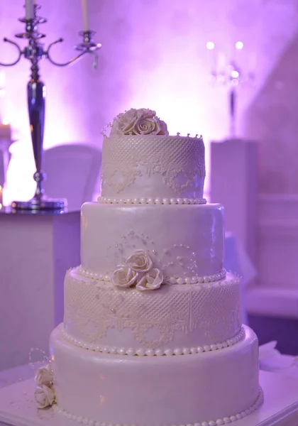 Bolo de casamento branco em uma mesa — Fotografia de Stock