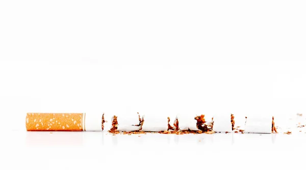 Corte Cigarrillo aislado sobre un fondo blanco — Foto de Stock