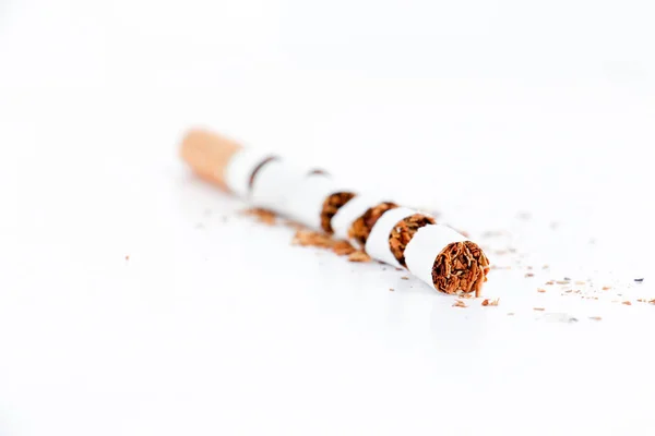 Zigarette isoliert auf weißem Hintergrund — Stockfoto