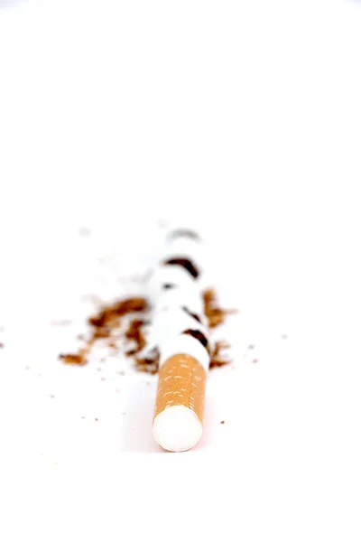 Cigareta izolovaných na bílém pozadí — Stock fotografie
