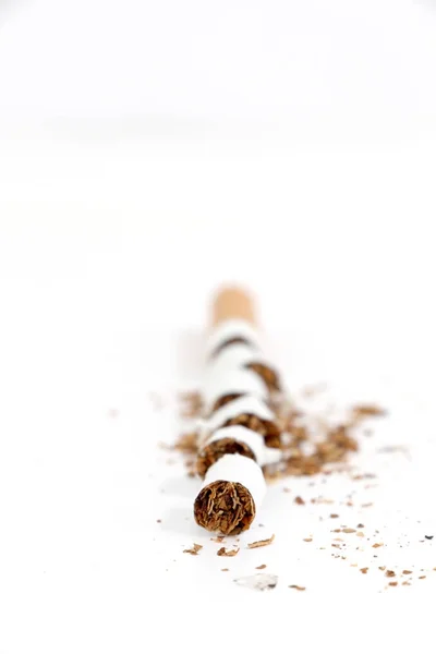 Cigarrillo aislado sobre fondo blanco — Foto de Stock