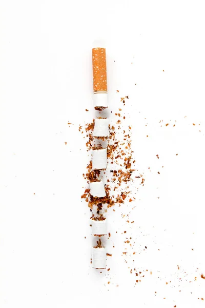 Corte Cigarrillo aislado sobre un fondo blanco — Foto de Stock