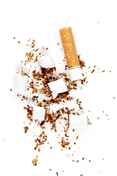 Geschnittene Zigarette isoliert auf weißem Hintergrund — Stockfoto