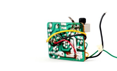 Rezistanslar, kondansatörler, diyotlar ve diğer bileşenleri içeren eski elektronik devre kartı