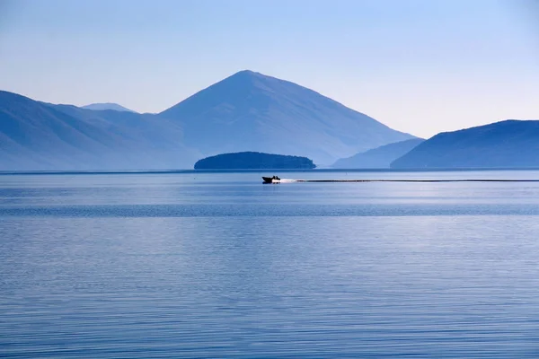Malebné zobrazení hor a Prespanského jezera s ostrovem Golem Grad, Makedonie — Stock fotografie