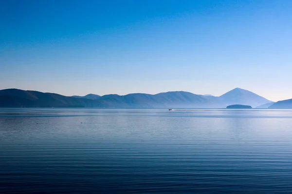 Vista panorámica de las montañas y el lago Prespa con la isla Golem Grad, macedonia — Foto de Stock