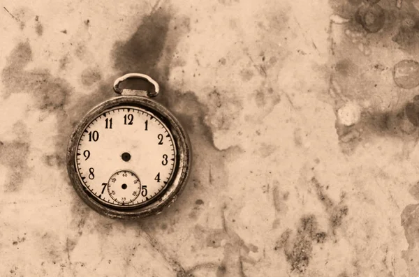 Alte Uhr auf historischem Fotopapier-Hintergrund, Zeitkonzept — Stockfoto