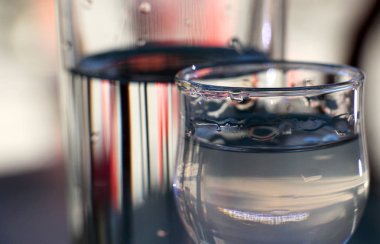 Makedonya rakia ve su soğuk servis