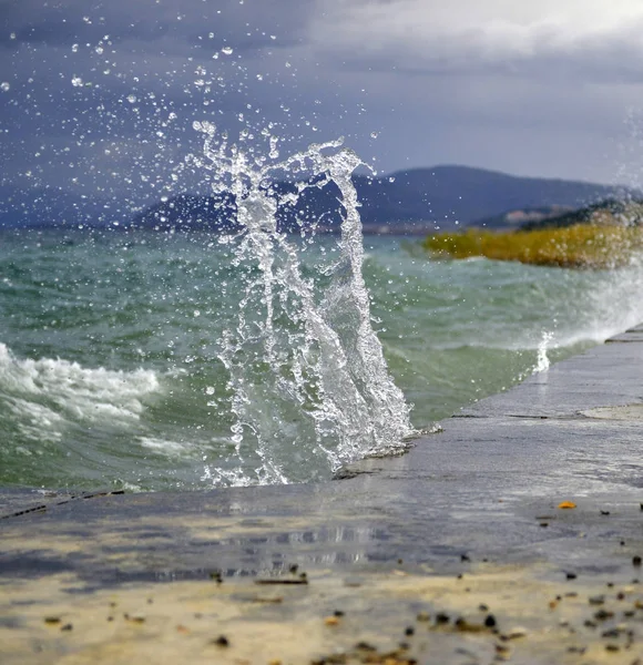A hullámok törés egy konkrét töltésén lake Ohrid, Makedónia — Stock Fotó