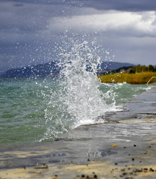 A hullámok törés egy konkrét töltésén lake Ohrid, Makedónia — Stock Fotó