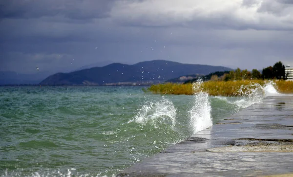 Gelombang memecah pada tanggul beton di danau ohrid, macedonia — Stok Foto