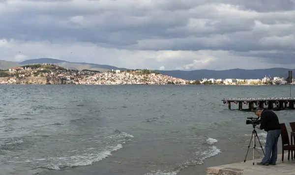 Cameraman tiro de vídeo no lago ohrid na macedônia , — Fotografia de Stock