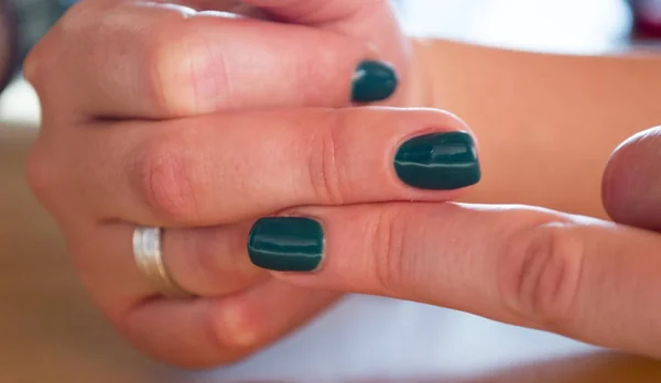 Dedos de mulher com esmalte verde — Fotografia de Stock