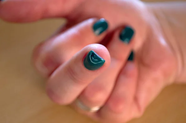 緑のマニキュアと悪いジェスチャーを持つ女性の指 — ストック写真