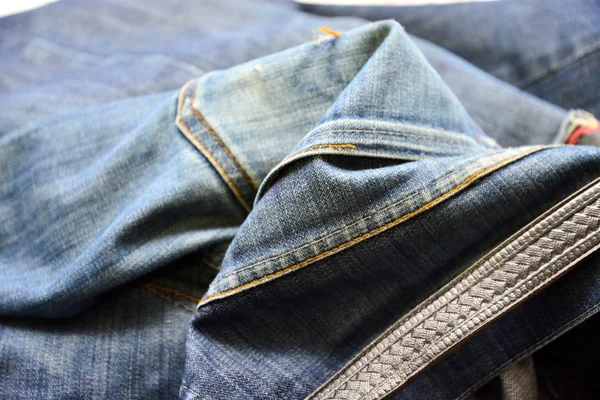 . Staré grunge vintage denim jeans módní design. Tmavě lemované. Detaily — Stock fotografie