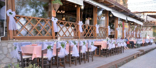Mesa de boda bien decorada en restaurante en ohrid macedonia —  Fotos de Stock
