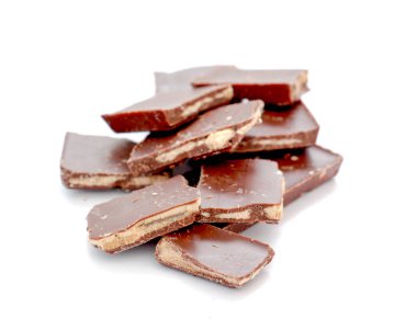 Beyaz arka plan üzerinde izole bir çikolata parçaları kadar yakın görüntü