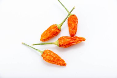 Beyaz arkaplanda kuru kırmızı biber izole edilmiş