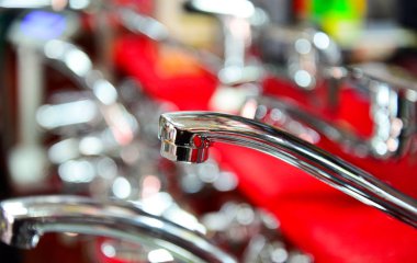 Su musluğu, banyo ve mutfak mikseri için musluk, bir showroom, . Krom kaplama metal.