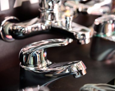 Su musluğu, banyo ve mutfak mikseri için musluk, bir showroom, . Krom kaplama metal.