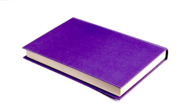 Eski mor kitap üzerinde beyaz izole