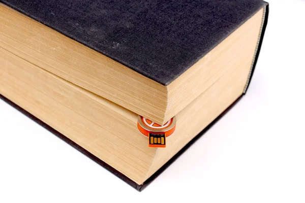 Petite clé USB entre les pages d'un vieux livre — Photo