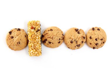 Beyaz arkaplanda izole edilmiş çikolatalı kurabiye.