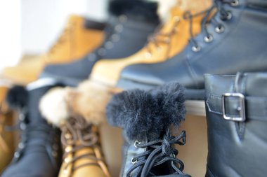 Kış giyim mağazasında ekran Satılık bot