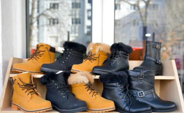 Botas de inverno exibir para venda na loja de roupas — Fotografia de Stock
