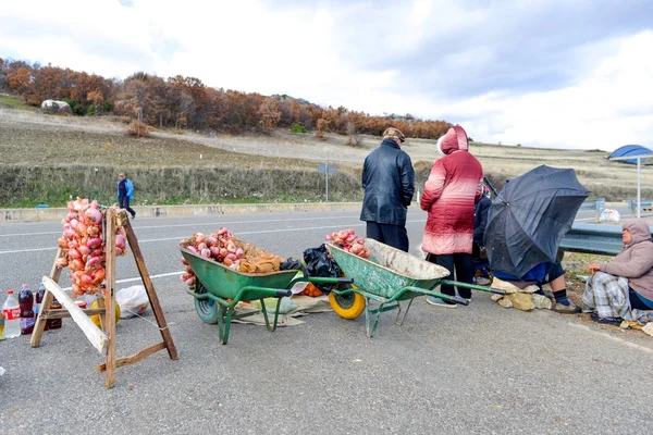 LIN, ALBANIA - 9 DE DICIEMBRE DE 2017: Los campesinos venden cebolla en la acera de la carretera a la ciudad de Pogradec en Albania — Foto de Stock