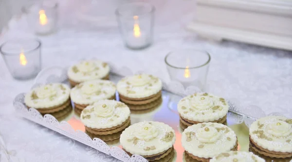 Wedding cupcakes på en väl inredda tabell — Stockfoto