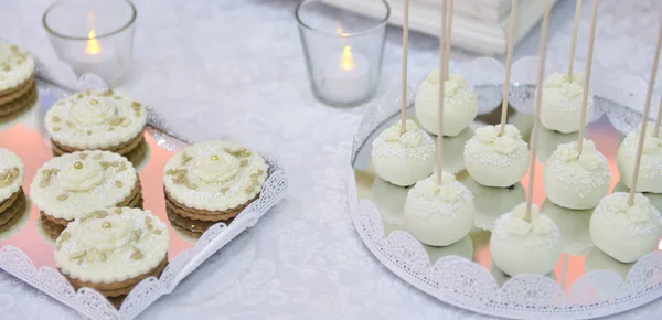 Cupcakes de casamento em uma mesa bem decorada — Fotografia de Stock