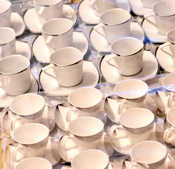 kahve bardakları celophane ile sarılmış,