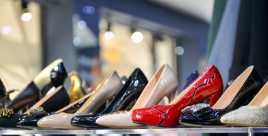 Mağazadaki kadın ayakkabıları.