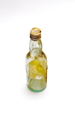 küçük vintage kirli ve tozlu Likör şişesi