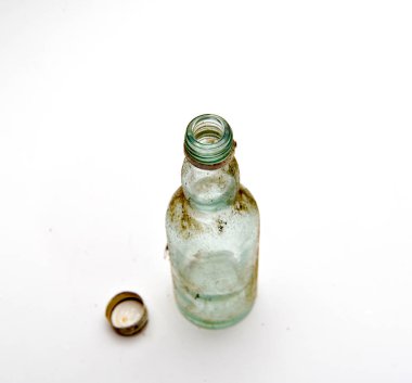 küçük vintage kirli ve tozlu Likör şişesi