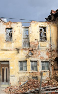 terk edilmiş evde yobaz