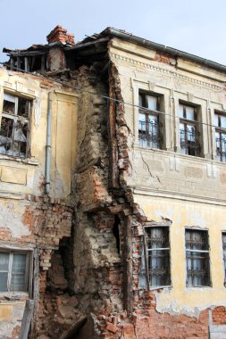 terk edilmiş evde yobaz