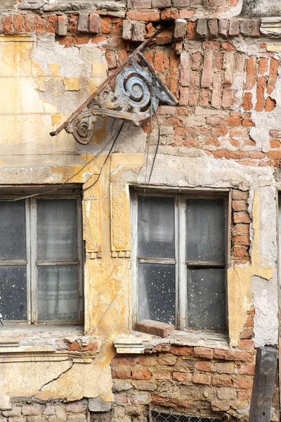 Fenêtres d'une vieille maison en ruine — Photo