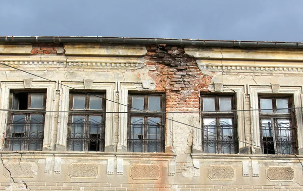 Fönstren i ett gammalt förstörda hus — Stockfoto