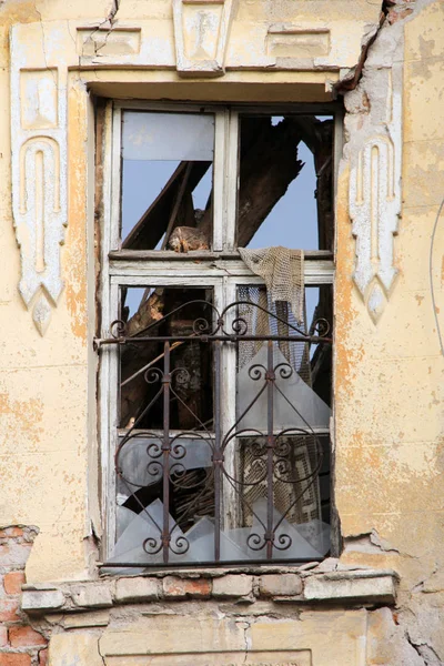 Windows-ból egy régi romos ház — Stock Fotó