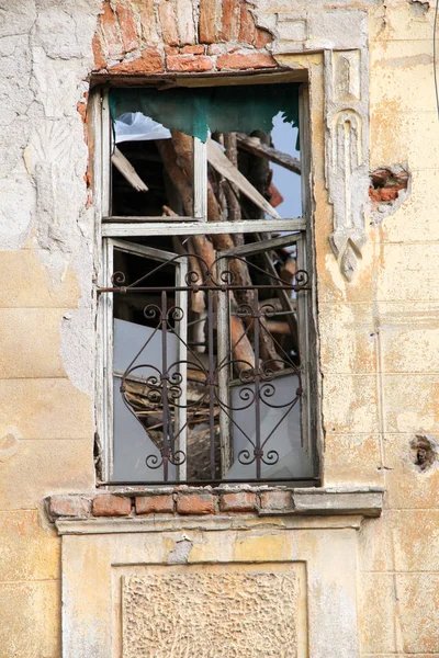 Windows starého zničeného domu — Stock fotografie