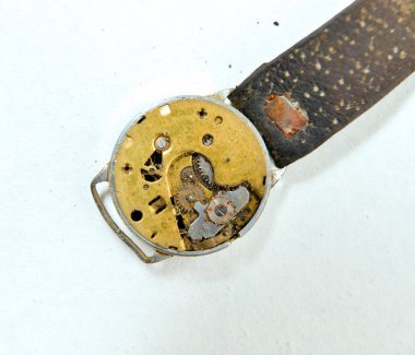 paslı eski saat mekanizması beyaz arka plan üzerinde,