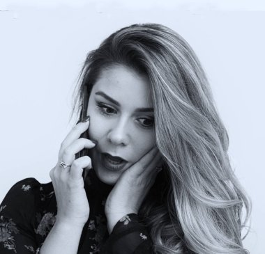 Genç kadın bir stüdyoda akıllı kullanarak