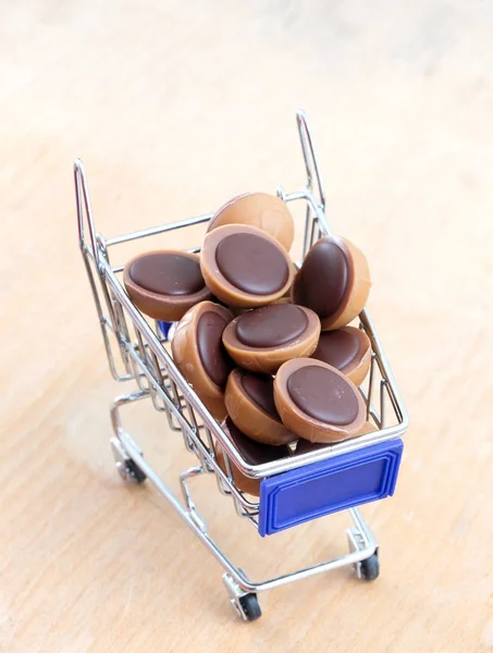 Karameller med hasselnöt och choklad, — Stockfoto