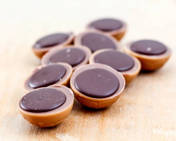 Doces de caramelo com avelã e chocolate , — Fotografia de Stock