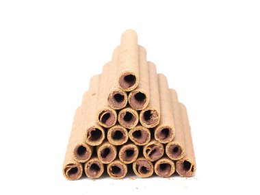 beyaz zemin üzerine çikolata sos dolu gofret haddelenmiş