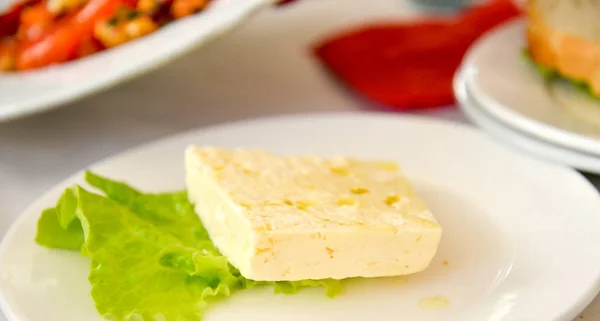 Πρόβειο τυρί εφαρμόζεται ελιές σε ένα πιάτο, εγώ — Φωτογραφία Αρχείου